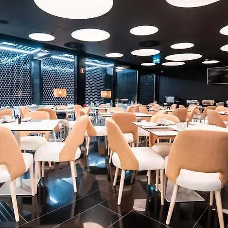 Hotell Hills 4*